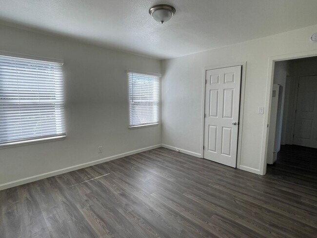 Building Photo - Large and Remodeled 2 Bedroom Unit!