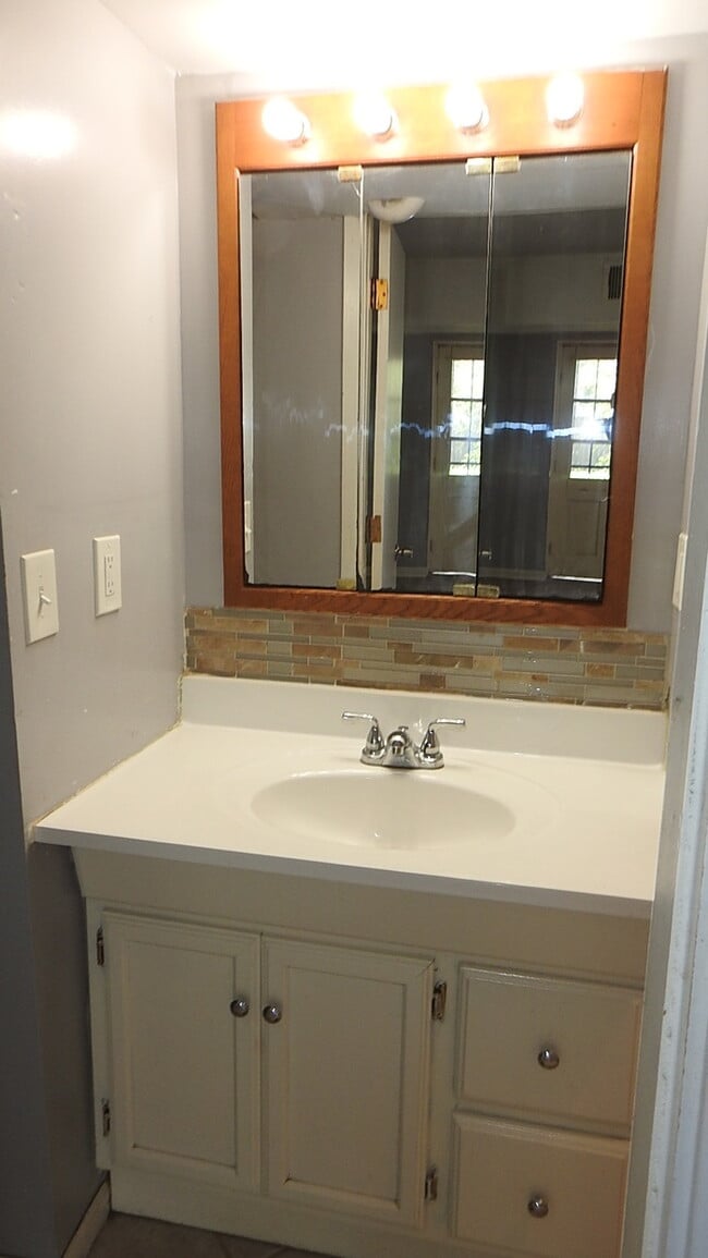 Building Photo - Beautiful 4-bedroom, 2 full baths home located in Independence, MO.