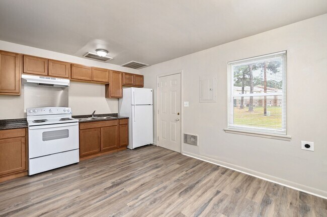 Building Photo - Newly Renovated 2 Bedroom Unit!
