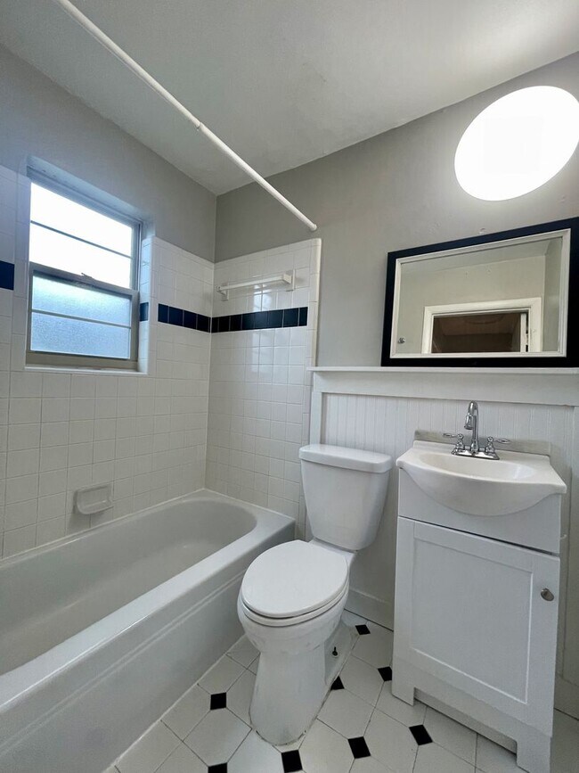 Building Photo - Best in Class at Berkeley Square!