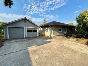 Building Photo - Pet-Friendly Home Conveniently Located Nea...