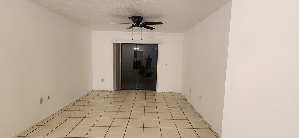 Living room - 1552 University Ln