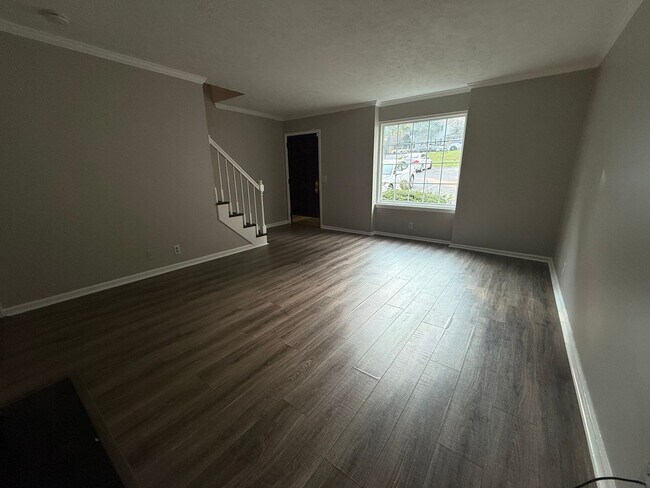 Building Photo - 3-Level End-Unit Townhome Near I-24 & Tang...