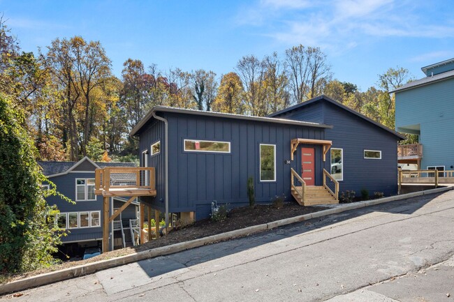 Primary Photo - Gorgeous Modern Home between West AVL and ...