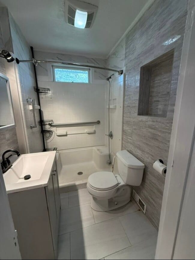 Building Photo - 593 Plank Rd