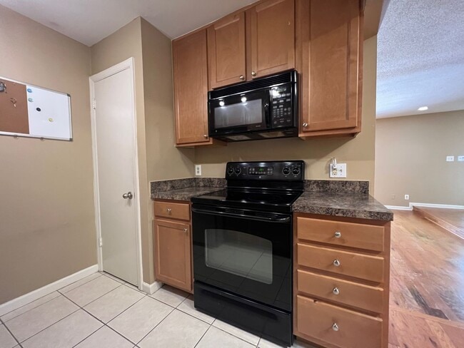 Building Photo - Audubon Park 2/2 Corner Unit Villa with La...