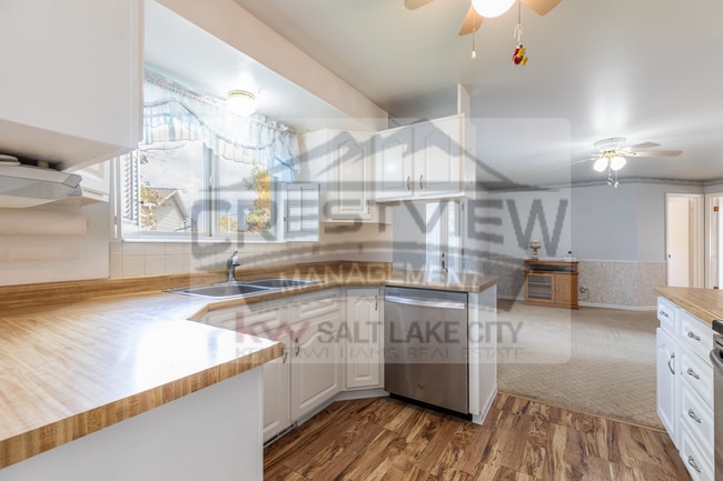 Building Photo - Charming East Sandy Home in a Prime Location