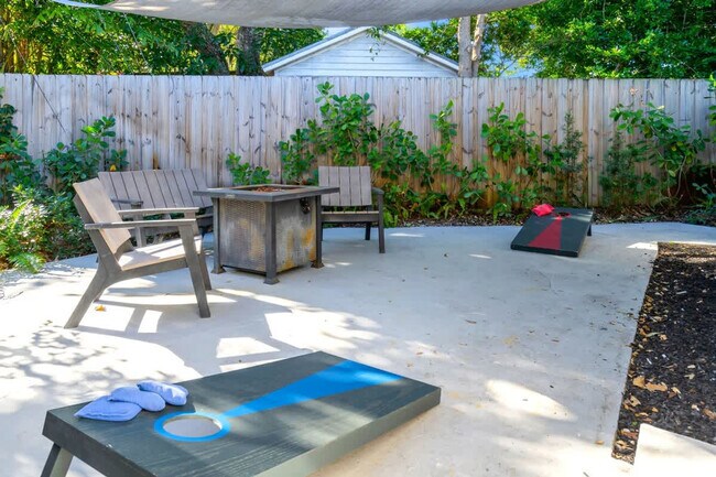 Building Photo - 714 NE 17th Ct