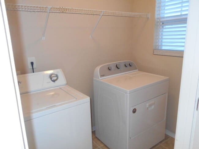 Building Photo - 3 bedroom, 3 bath townhome in Kiskadee Parke