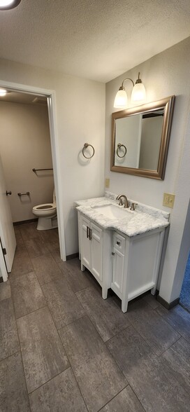 Master bathroom - 1100 Opal St