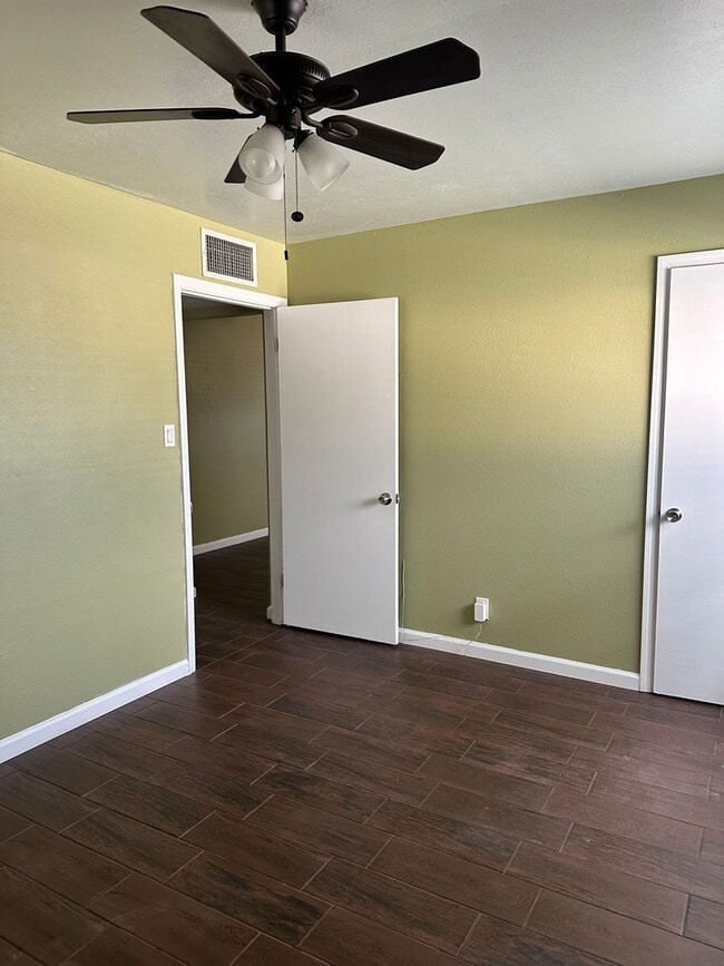 Building Photo - 3 bed with 1 bath - ALL TILE through out home
