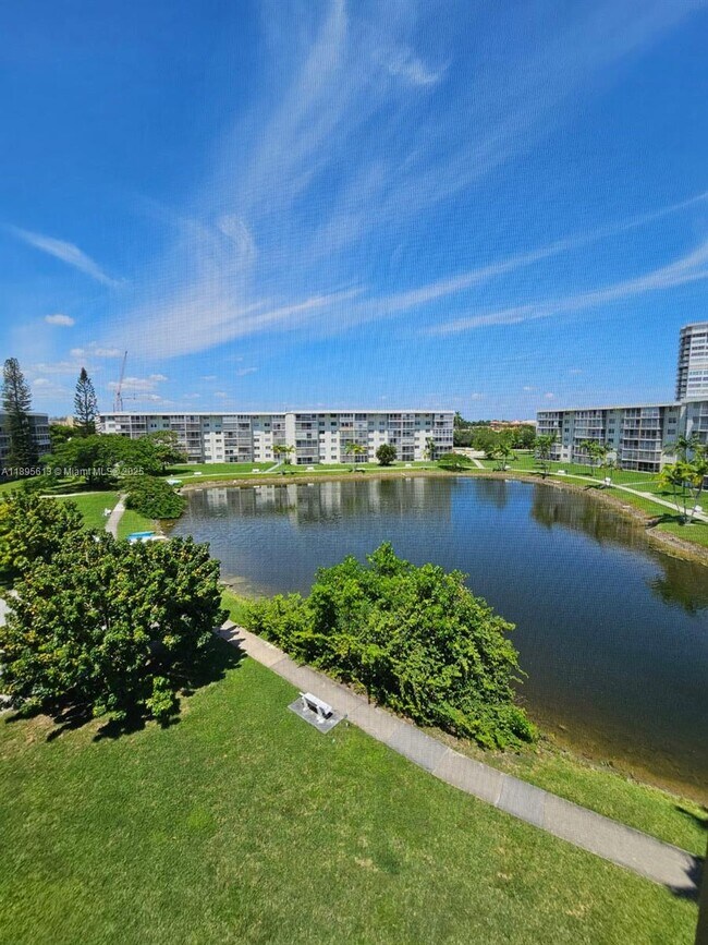 Building Photo - 2905 Point E Dr