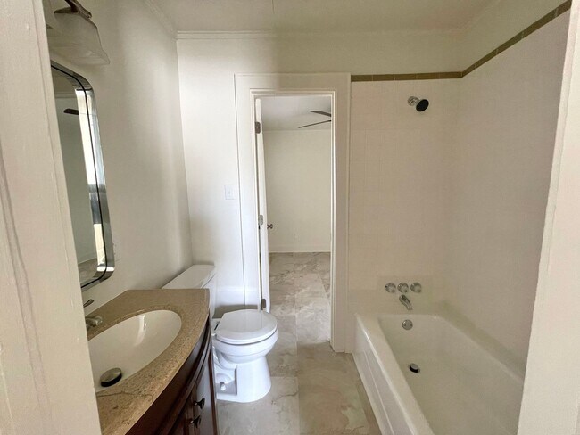 Building Photo - Updated 3 bed 2 bath duplex near downtown ...