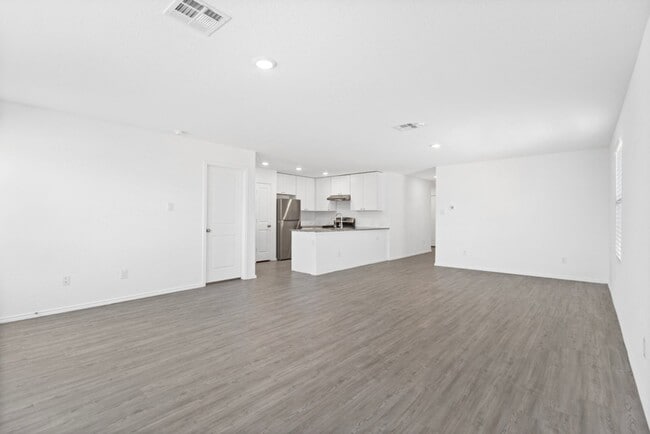 Building Photo - Charming Home Awaits: Spacious & in a Prime Location