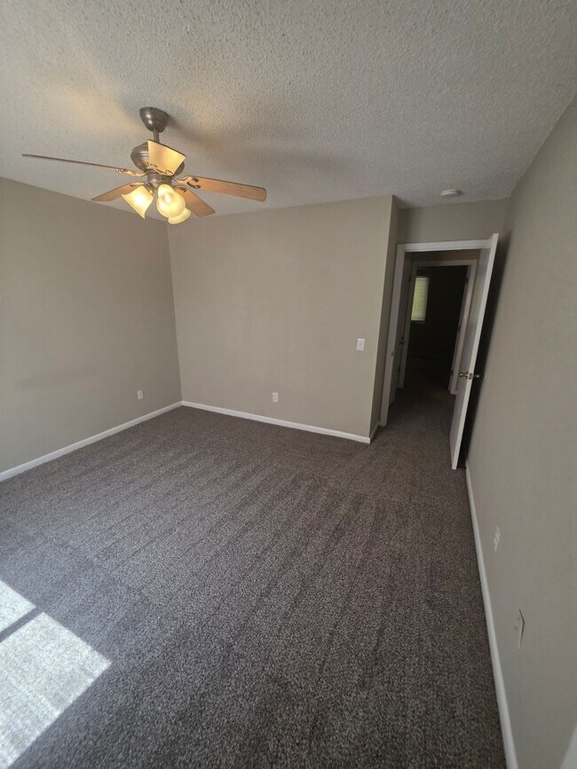 Building Photo - 210 Candlebrook Dr