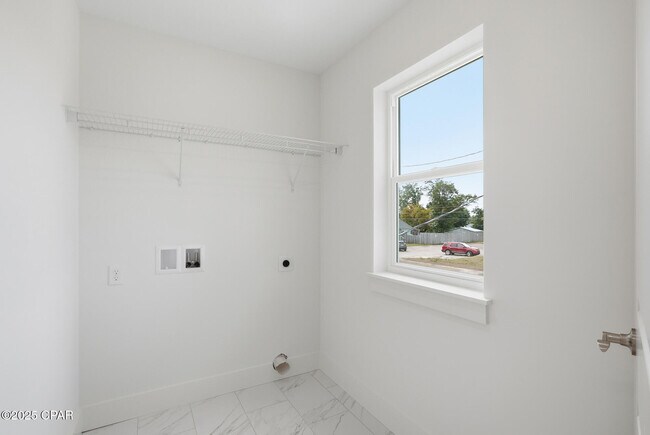 Building Photo - 924 Grace Ave