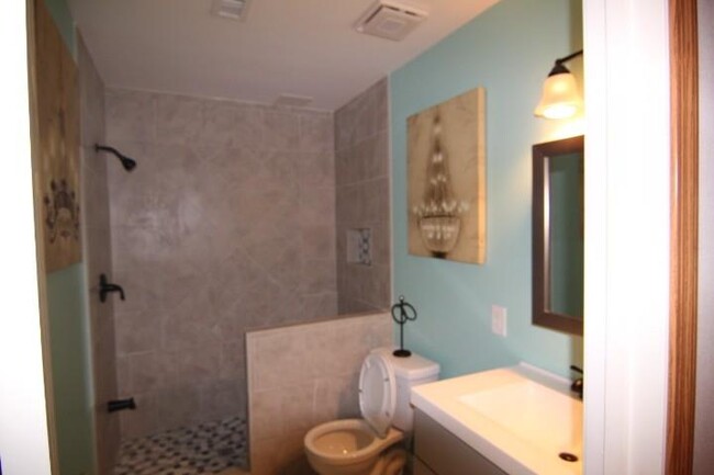 Building Photo - 565 Midhurst Pl