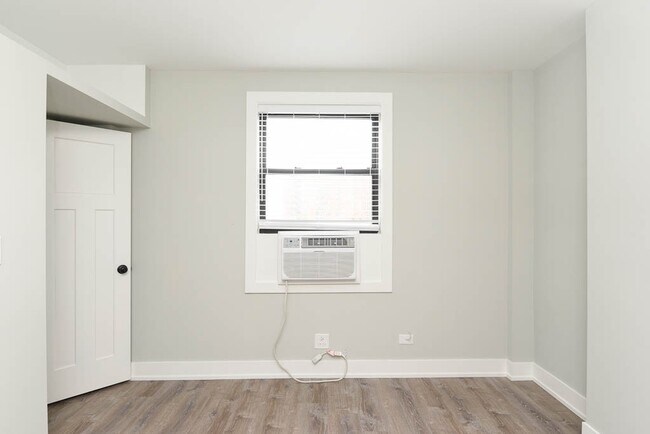 Building Photo - 508 W Belmont Ave
