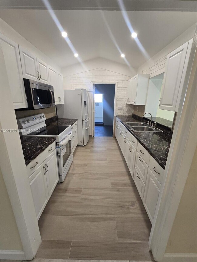 Building Photo - 2511 Plunkett St