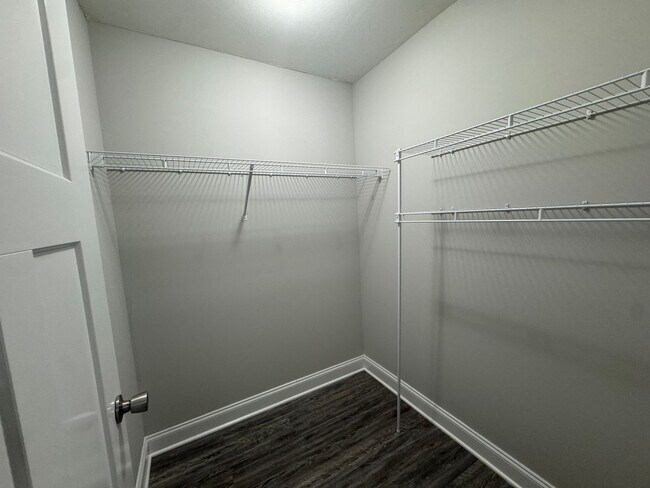 Building Photo - Spacious five bedroom, two bathroom home steps from WKU