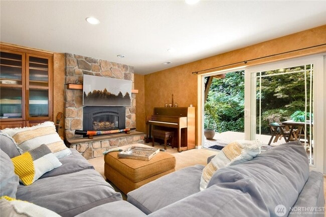 Building Photo - 5Bd/3.5Ba Newcastle House