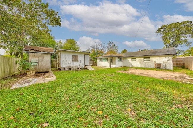 Building Photo - 309 Robbie St