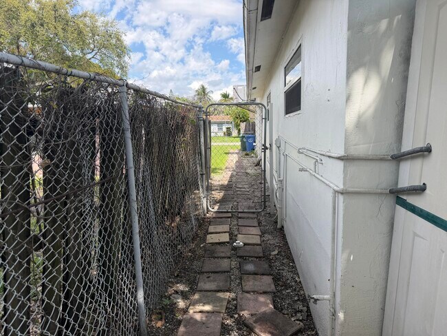 Building Photo - 536 NW 45th St