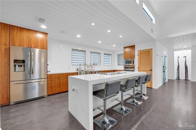 Building Photo - 2411 W Holland Ave