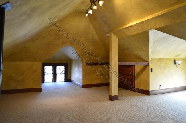 Building Photo - 825 Avenue C