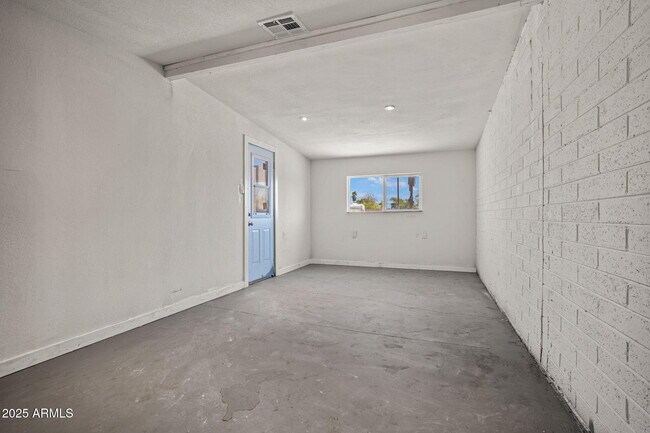 Building Photo - 1120 E Mission Ln