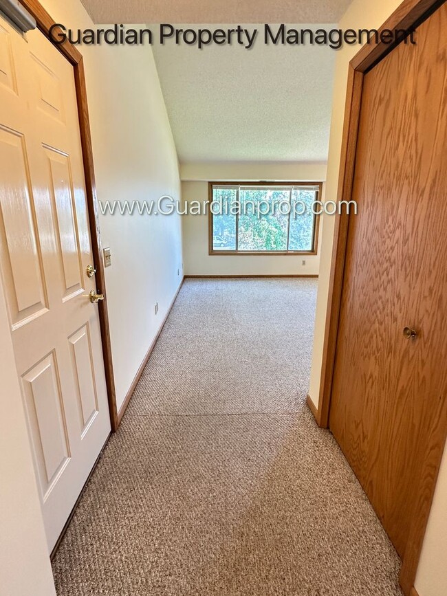 Building Photo - Richfield 2nd Floor Apartment, Very Spacio...
