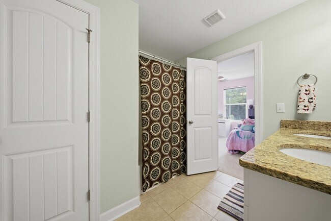Building Photo - 431 Shorewood Pl