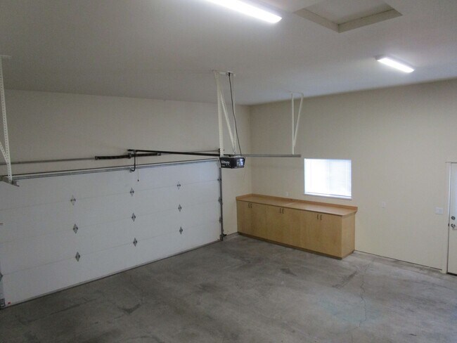 Building Photo - 3 Bedroom, 2 Bathroom on Corner Lot in Subdivision in North Prineville - Available Now!