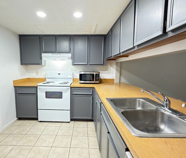Building Photo - 1307 Baytree Dr