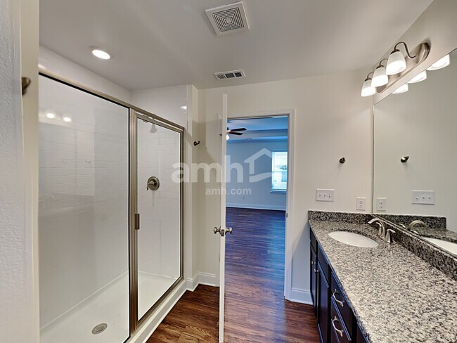 Building Photo - 1315 Lomond Dr