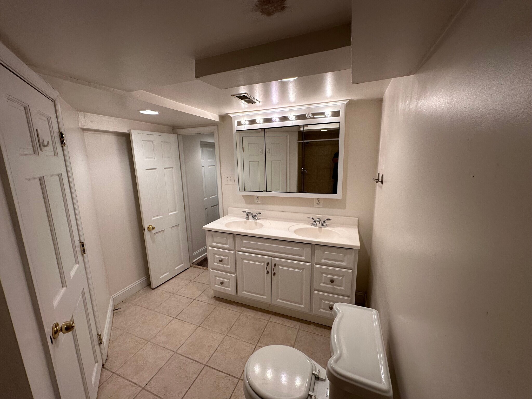 Lower Bath - 2250 Cathedral Ave NW