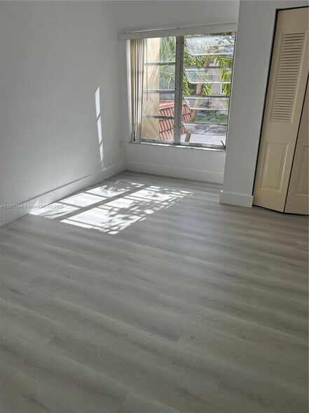 Building Photo - 4154 Inverrary Dr