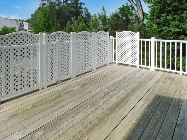 Building Photo - Pet Friendly 3 level End Unit Town Home wi...
