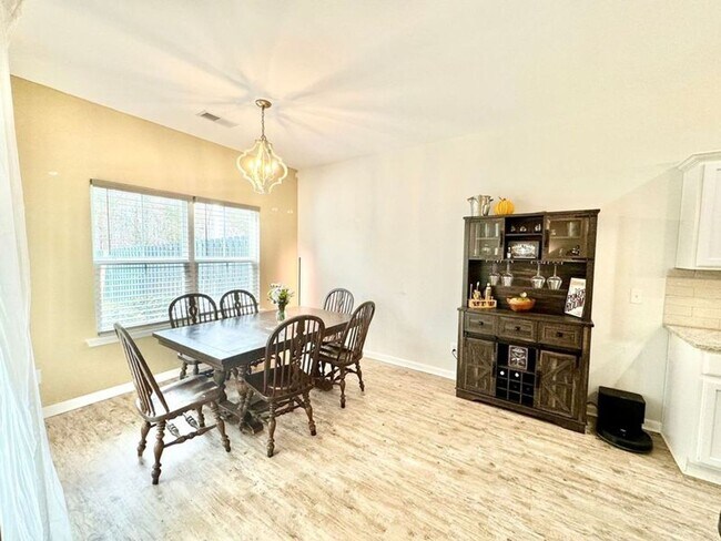 Building Photo - 1/2 off 1st and 2nd month rent - Pristine ...