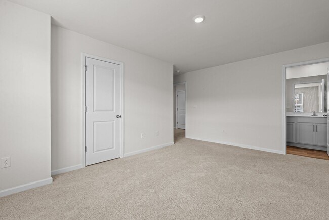 Building Photo - Beautiful new build townhome!