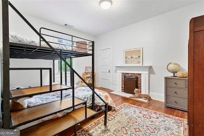 Building Photo - 1092 Oak St SW