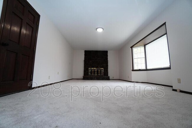 Building Photo - 3392 S Maze Ave