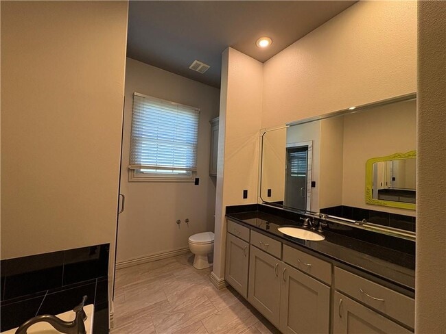 Building Photo - 2505 S Everest Ave
