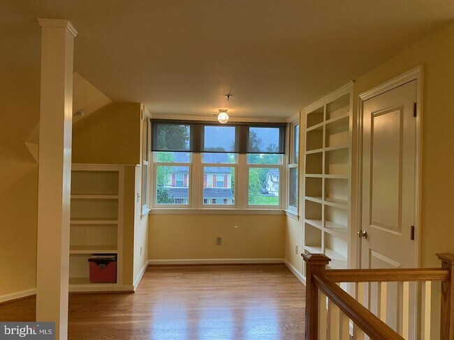 Building Photo - 108 E Park Pl