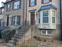 Building Photo - Amazing Three Bedroom Townhome in Southend!