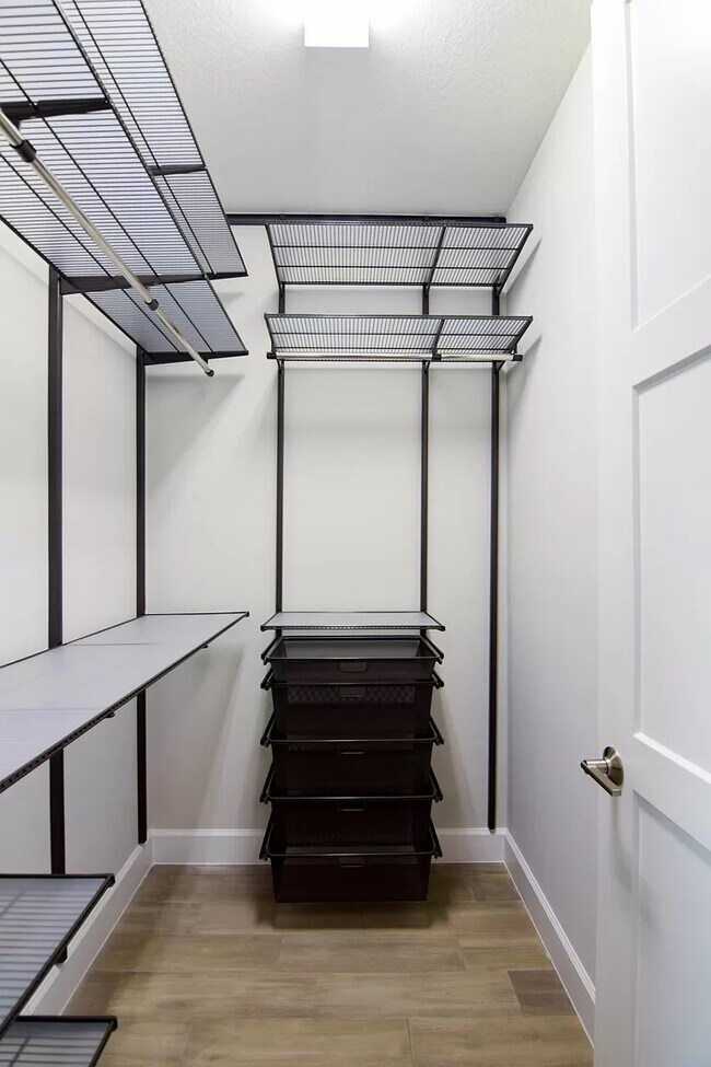 Building Photo - 1332 W Gray St