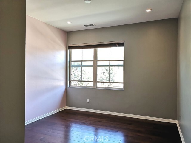 Building Photo - 106 Pendant