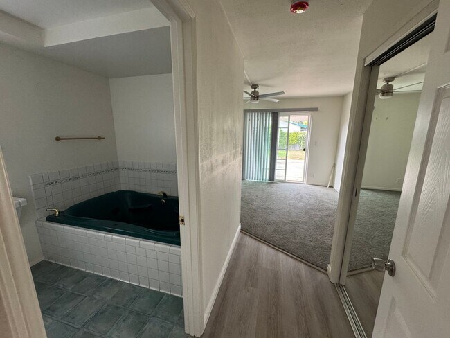 Building Photo - 5 Bedroom, 3.5 Bath, Beautiful 1,856 SQ FT...
