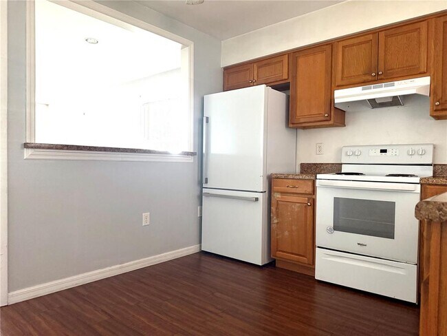 Building Photo - 610 Emerald Ave