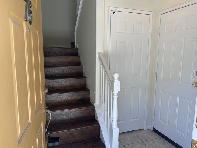 Building Photo - Cozy Town Home For Rent